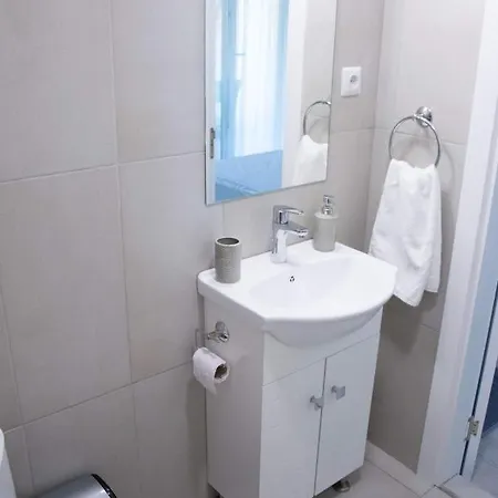 Siyana Varna-free Parking